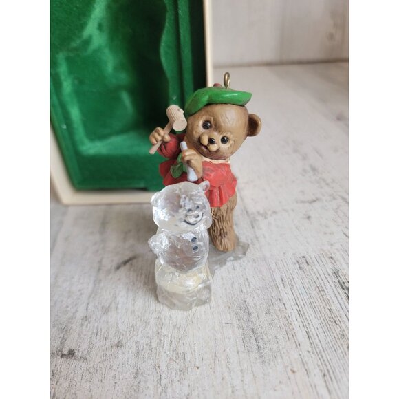 Hallmark ice sculpture beaver carve vintage ornament Xmas - Picture 2 of 6